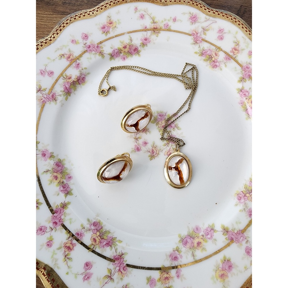 Vintage Gold Tone Marbled Brown White Oval Pendant Necklace Clip On Earring Set